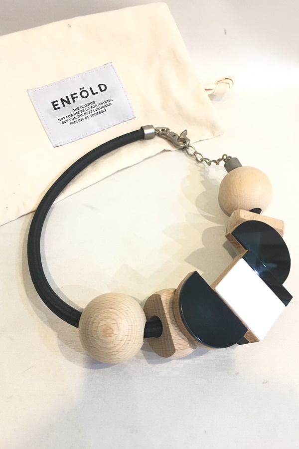 enfold ネックレス　白ウッドボールxリボン